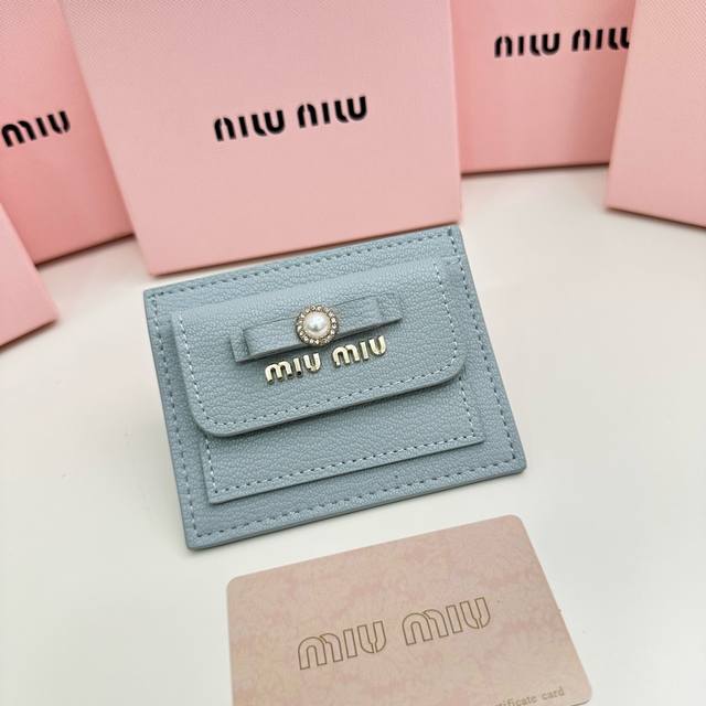 品牌： Miumiu 5237 颜色：黑色 粉色 蓝色 尺寸：11*8.5 说明:Miumiu专柜最新款火爆登场！采用头层牛皮，做工精致， 媲美专柜！多功能小钱