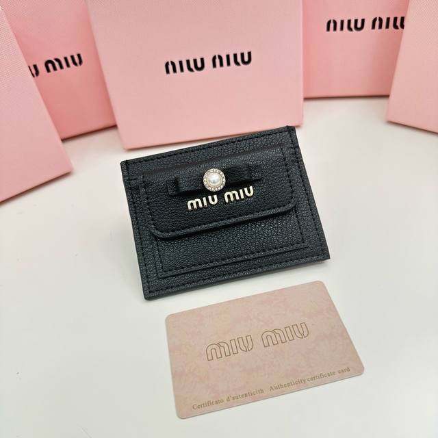 品牌： Miumiu 5237 颜色：黑色 粉色 蓝色 尺寸：11*8.5 说明:Miumiu专柜最新款火爆登场！采用头层牛皮，做工精致， 媲美专柜！多功能小钱