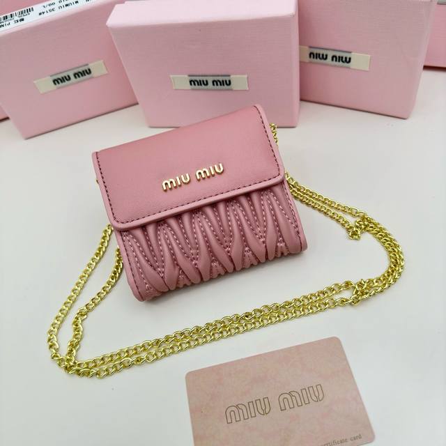 品牌：Miumiu 3512 颜色：黑色 粉色 蓝色 尺寸：11*8.5 说明: Miumiu专柜最新款！专柜爆款热力来袭，经典提花压纹设计，釆用顶级进口小羊皮