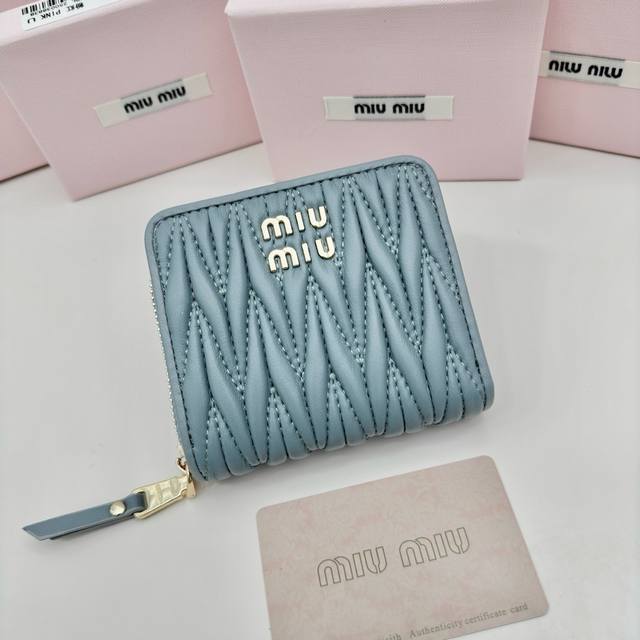 品牌：Miumiu 3511 颜色：黑色 粉色 蓝色 尺寸：10.5*10*3 说明: Miumiu专柜最新款！专柜爆款热力来袭，经典提花压纹设计，釆用顶级进口 - 点击图像关闭