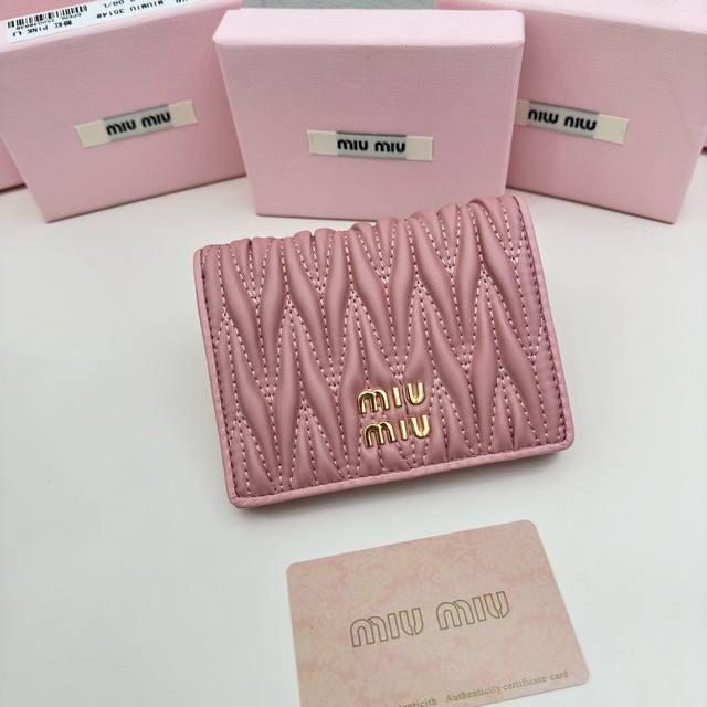 品牌：Miumiu 3513 颜色：黑色 粉色 蓝色 尺寸：11.5*10*3 说明: Miumiu专柜最新款！专柜爆款热力来袭，经典提花压纹设计，釆用顶级进口 - 点击图像关闭