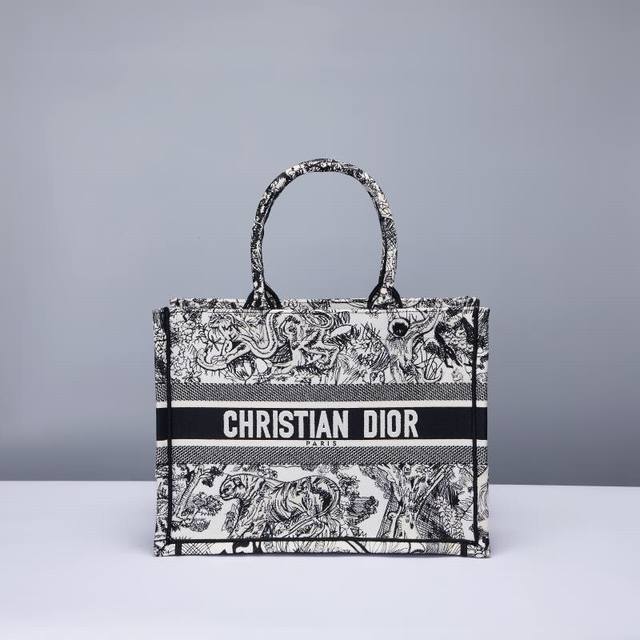 黑老虎小号dior Book Tote 托特包灵感来自创意总监玛丽亚嘉茜娅蔻丽 Maria Grazia Chiuri ，是体现 Dior 审美的主打产品。这款