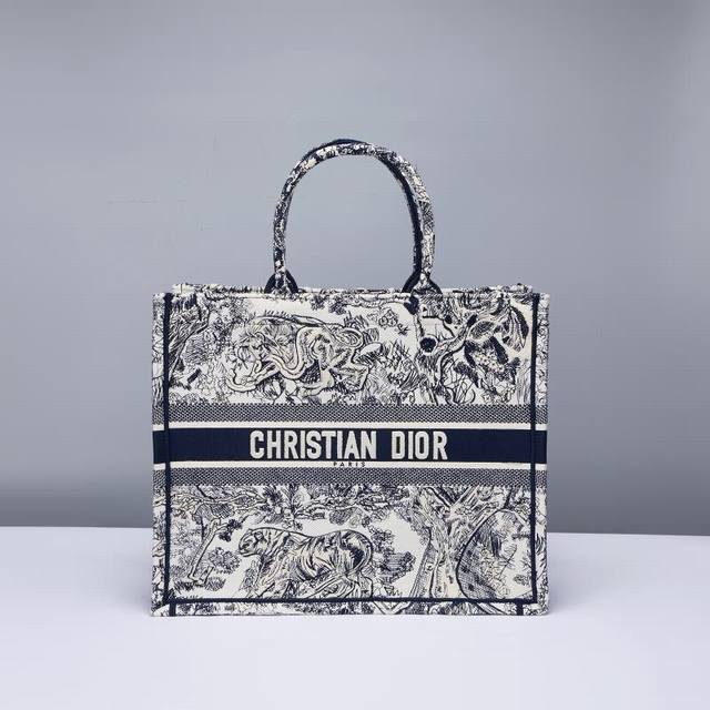 蓝色老虎中号dior Book Tote 托特包灵感来自创意总监玛丽亚嘉茜娅蔻丽 Maria Grazia Chiuri ，是体现 Dior 审美的主打产品。这