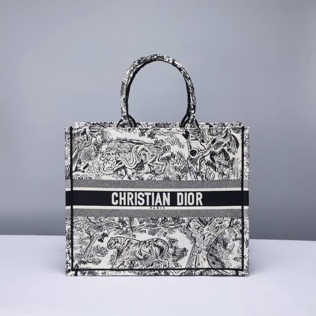 黑老虎大号dior Book Tote 托特包灵感来自创意总监玛丽亚嘉茜娅蔻丽 Maria Grazia Chiuri ，是体现 Dior 审美的主打产品。这款 - 点击图像关闭