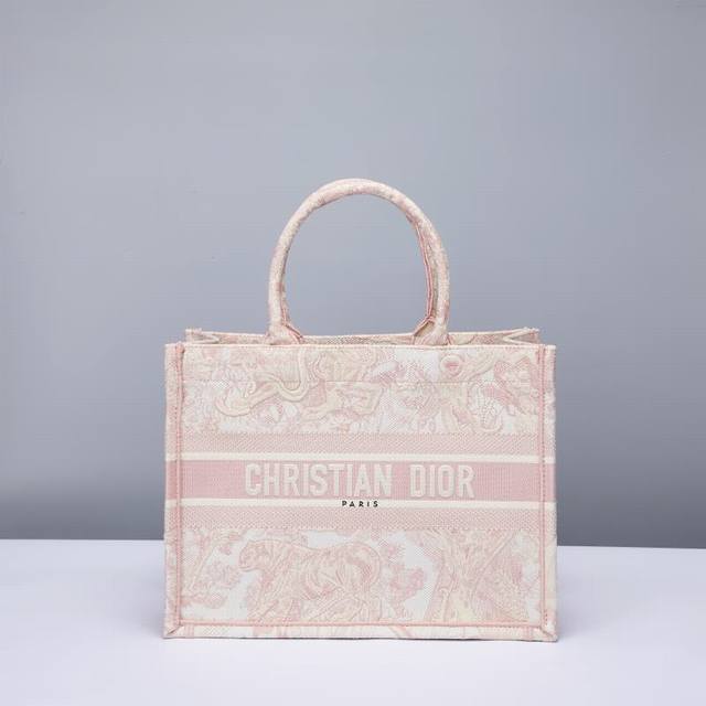 粉老虎小号dior Book Tote 托特包灵感来自创意总监玛丽亚嘉茜娅蔻丽 Maria Grazia Chiuri ，是体现 Dior 审美的主打产品。这款