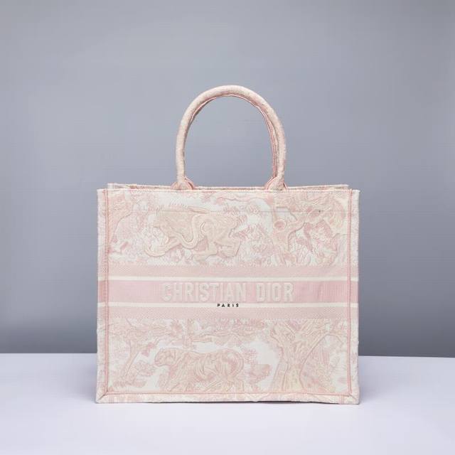 粉老虎大号dior Book Tote 托特包灵感来自创意总监玛丽亚嘉茜娅蔻丽 Maria Grazia Chiuri ，是体现 Dior 审美的主打产品。这款