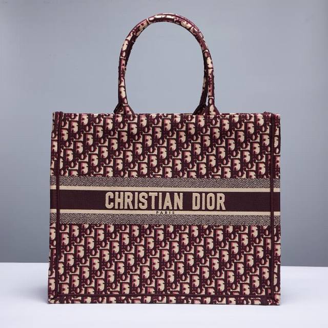 这款dior Book Tote 托特包灵感来自创意总监玛丽亚嘉茜娅蔻丽 Maria Grazia Chiuri ，是体现 Dior 审美的主打产品。这款大号托