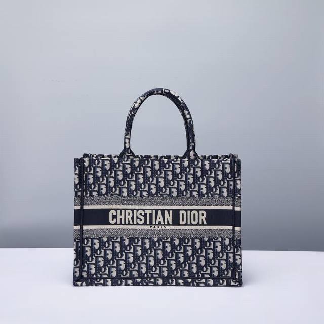 原单中号购物包蓝色dior Book Tote 托特包灵来感自创意总监玛丽亚嘉茜娅蔻丽 Maria Grazia Chiuri ，是体现 Dior 审美的主产打