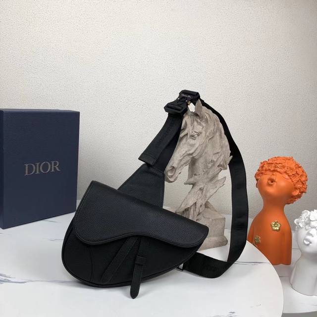 市场最高版本 这款马鞍包是 Dior 经典系列的新款单品。采用黑色粒面牛皮革精心制作，磁性翻盖下隐藏着一个拉链口袋，可存放日常用品，搭配可调节的christia