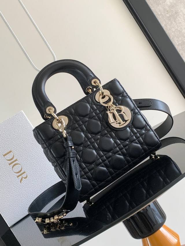 这款四格金扣 Lady Dior Dior 手袋集中体现了 Dior 对优雅和美丽的深刻洞见。采用黑色羊皮革精心制作，以藤格纹缉面线打造醒目的绗缝细节，时髦典雅 - 点击图像关闭