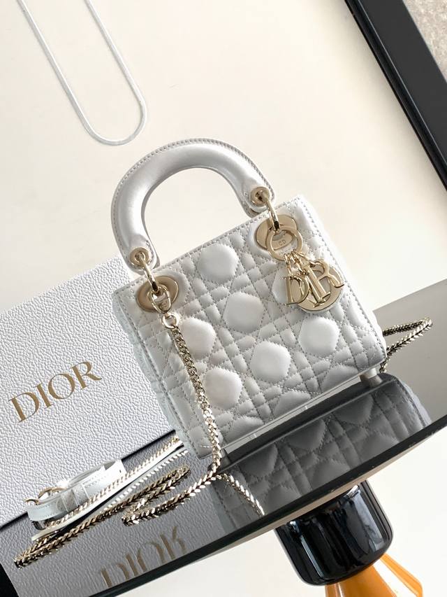 三格这款 Lady Dior 手袋集中体现了 Dior 对优雅和美丽的深刻洞见。采用黑色羊皮革精心制作，以藤格纹缉面线打造醒目的绗缝细节，时髦典雅的设计经久不衰