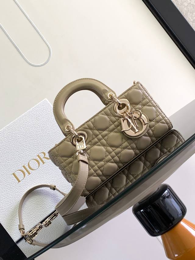 这款 Lady D-Joy 手袋凸显 Lady Dior 系列的简约美学，集中体现了 Dior 对优雅和美丽的深刻洞见。采用卡其色羊皮革精心制作，饰以藤格纹缉面 - 点击图像关闭