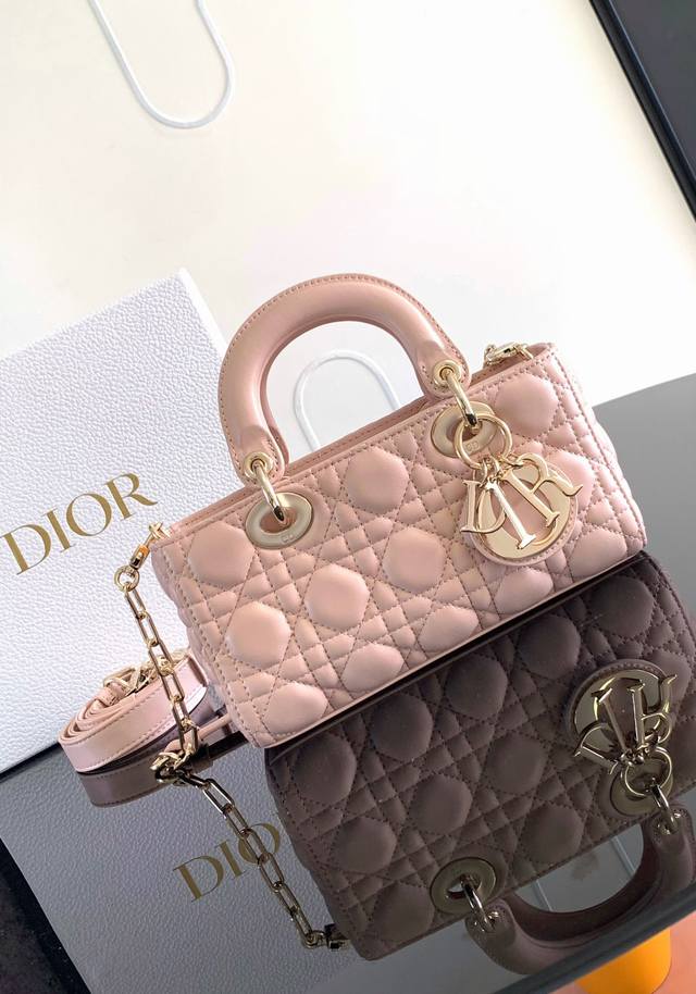 这款 Lady D-Joy 手袋凸显 Lady Dior 系列的简约美学，集中体现了 Dior 对优雅和美丽的深刻洞见。采用黑色羊皮革精心制作，饰以藤格纹缉面线 - 点击图像关闭