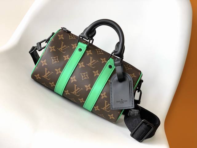 M46249绿 路易威登经典 Keepall 系列再添新颖迷你设计。Monogram Macassar 帆布浸染 Virgil Abloh 的标志性亮色之一，加