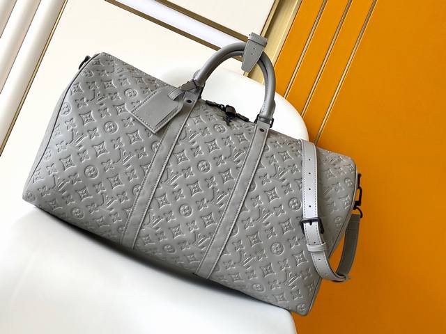 M46117灰 动态芯片 路易威登经典 Keepall 旅行袋释放 Monogram Shadow 皮革的摩登新意。舒柔牛皮革工致压印标志性 Monogram