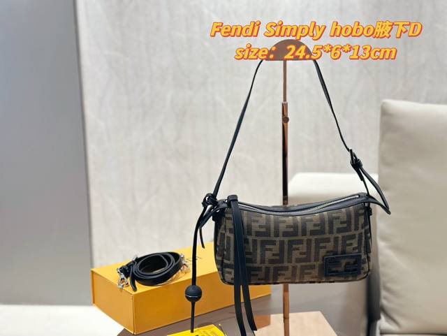 配折叠盒 Fendi Mini Simply手 一款精致迷人的秋冬新款 以20世纪90年代初的经典款式为灵感，它以柔软提花布料精制而成，饰有标志性的棕色ff图案