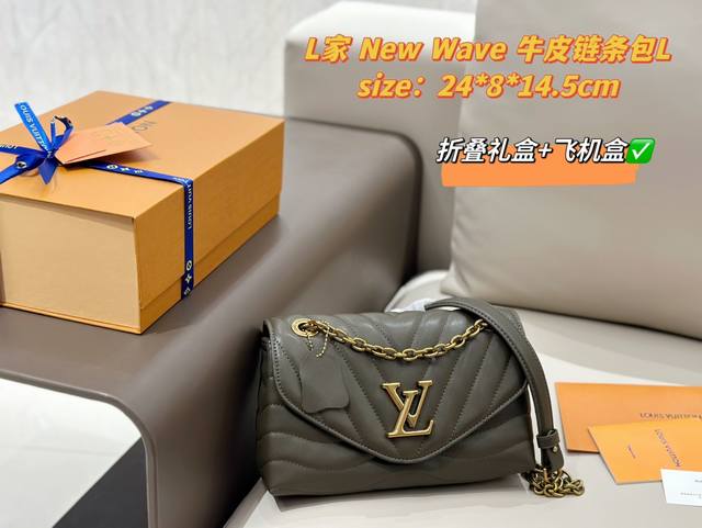 配折叠礼盒+飞机盒 新品速递 Lv-New Wave手袋 采用挺阔的矩形包型搭配滑链肩带 透出简洁成熟的风格 曲线包底与绗缝工艺打造的波浪凸纹相互映衬，如同乐谱