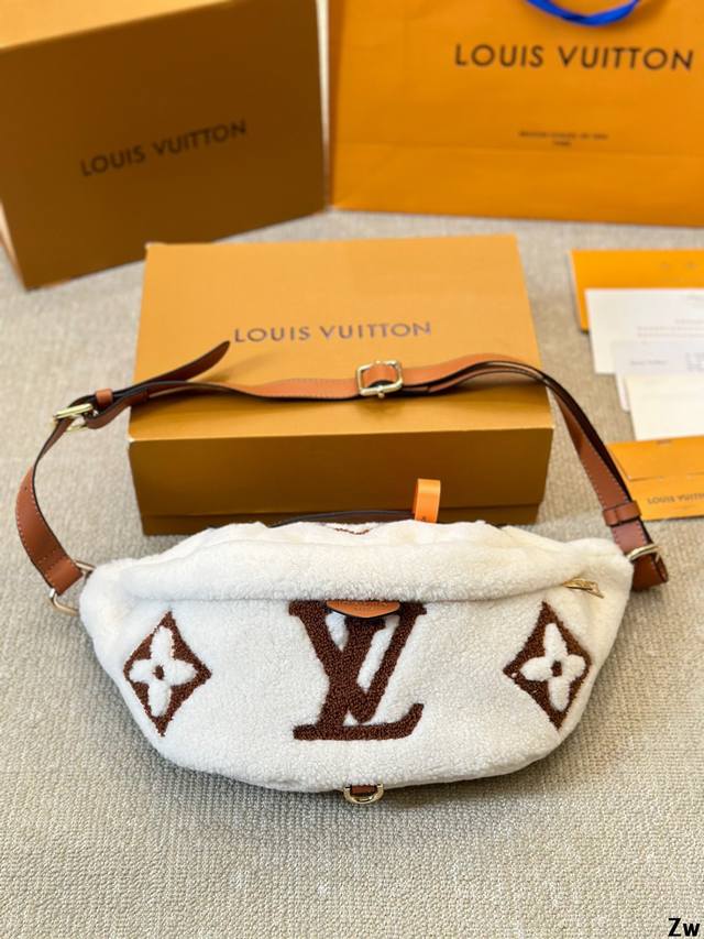 Lv 秋冬季最新teddy系列高版本 腰包 毛毛手感超级好 秋冬搭配起来超级美腻 超级推荐 走秀款同步 上身效果好 原版五金带logo 超级洋气 奢华高贵的象征