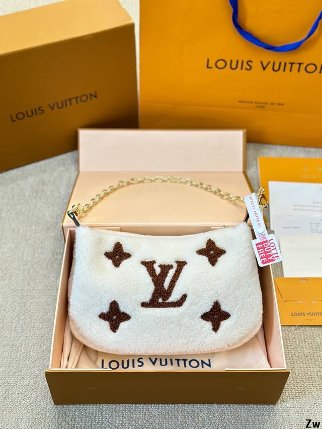 Lv 秋冬冬季最新teddy系列高版本 腋下毛毛手感超级好 秋冬搭配起来超级美腻 超级推荐 走秀款同步 上身效果好 原版五金带logo 超级洋气 奢华高贵的象征 - 点击图像关闭