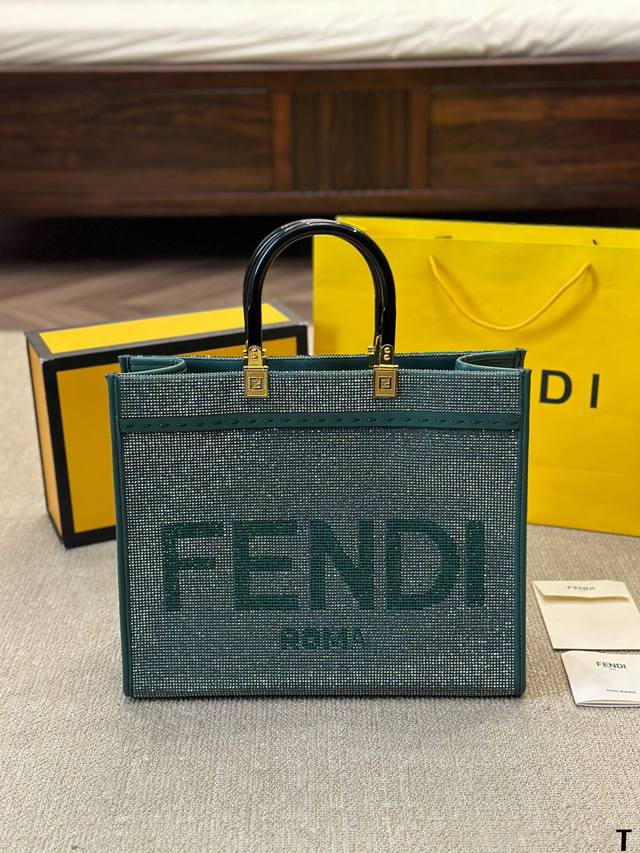 满钻 全新 Size Shine Tote Fendi Tote 托特包“阳光手提袋” 简单宇母logo 设计，琥珀色双手柄是整个包包最大焦点，单拧着就很有气场