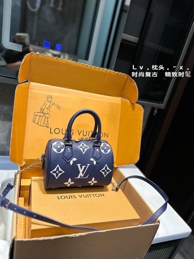 礼盒包装 L家 Ss23 Speedy 20 一起感受蓝色的快乐~ 拎一个小包包真的爱了爱了~ 搜索：Lv Nano Size：20*14Cm