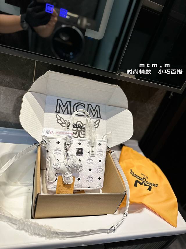 礼盒包装 Mcm 菜篮子绝对是百搭必备单品 越看越好看看着小小一只容量还是挺大的可以加内胆和磨损扣 这样背起来会放心很多喜欢的姐妹大胆的放心入手尺寸20.17 - 点击图像关闭