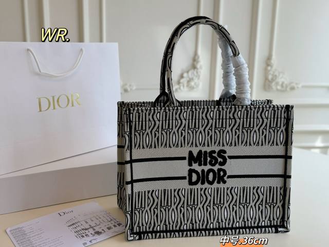 中号 折叠盒丝巾 Size：36×27中号 Dior 迪奥book Tote 刺绣托特包 全面包身布满精致提花刺绣 立体的全刺绣具有纹理感～ 浮雕效果细腻美观，