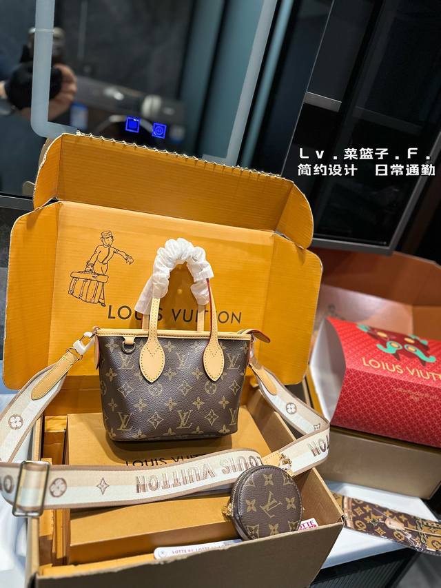 折叠飞机礼盒 Lv 新品 Mini Tote 这款包 真是太有味道了 浓浓的复古风情 Vintage 的精髓体现的淋漓尽致 挺括明快的线条与丰富的经典设计细节彰