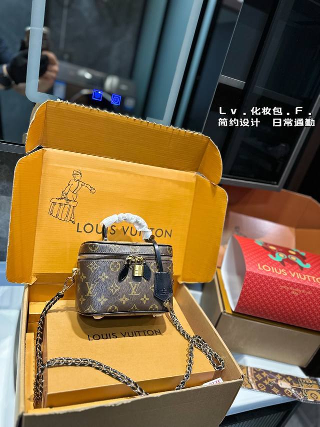 折叠飞机礼盒 Lv Vanity Pm 化妆箱 软盒子 太鸡肋 近几年lv的脑洞真的是越开越大，设计独特而经典 小巧的独特造型，搭配各种复古的颜色和装饰，绝对是