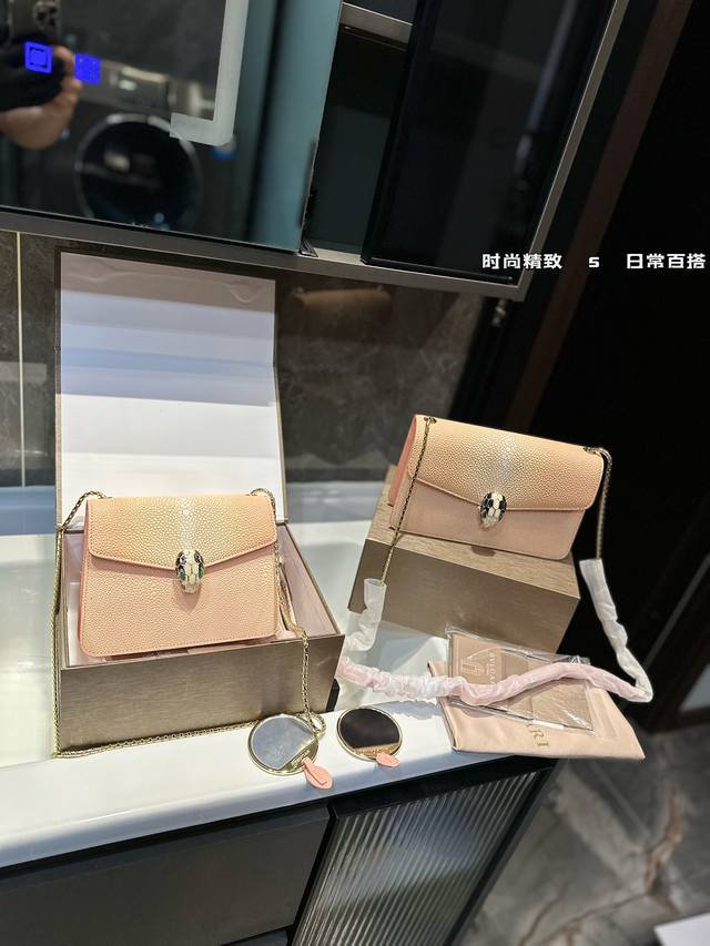 宝格丽bvlgari， 原单品 原单皮质！ 原单五金 一定要链条 牛皮品质 进口珐琅彩五金扣 好质感巨百搭 一定要五金！ 尺寸：22*14Cm 20Cm 还有原