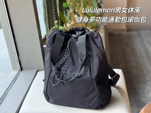 无盒 Size：40*45Cm Lululemon 抽绳设计理念 谁不爱多些选择 这款两用包可从背包快速转换为手袋 灵活背法适应多种需求面 内侧口袋 外侧口袋都 - 点击图像关闭