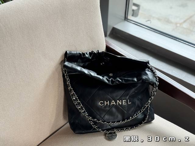 无盒 小号 Size：30*32Cm 小号 Chanel 22Bag 更酷哦！ 软软牛皮很耐造 高级感拉满！手感无敌！ 你真的会爱死它 搜索 小香家 垃圾袋