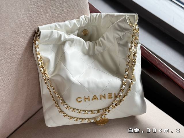 无盒 小号 Size：30*32Cm 小号 Chanel 22Bag 更酷哦！ 软软牛皮很耐造 高级感拉满！手感无敌！ 你真的会爱死它 搜索 小香家 垃圾袋 - 点击图像关闭