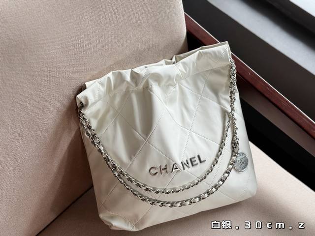 无盒 小号 Size：30*32Cm 小号 Chanel 22Bag 更酷哦！ 软软牛皮很耐造 高级感拉满！手感无敌！ 你真的会爱死它 搜索 小香家 垃圾袋