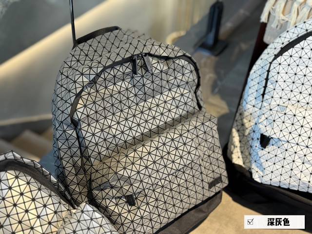 复刻版 尺寸：31*42Cm Issey Miyake Baobao 三宅一生 双肩包 性价比超高！！ 原单品质特别耐造的 平常上班背电脑 出去旅行都可以 容量 - 点击图像关闭