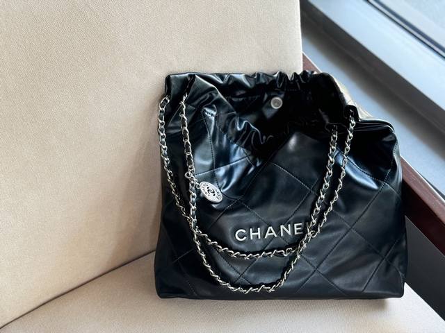 无盒 升级版 Size：34*34Cm 太好搭配了呜呜呜 Chanel 22Bag 黑银更酷哦！ 升级后皮子摸着更舒服 更雾面哑光一点 软软糯糯的质感超级舒服