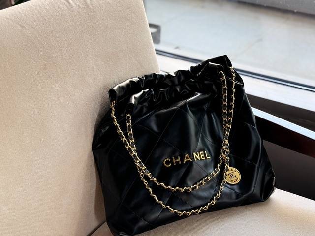 无盒 升级版 Size：34*34Cm 太好搭配了呜呜呜 Chanel 22Bag 黑金更优雅！ 升级后皮子摸着更舒服 更雾面哑光一点 软软糯糯的质感超级舒服