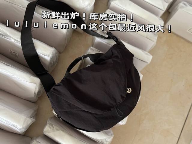 无盒 库房实拍 Size：33 上宽 *18Cm 这个包最近风很大 Lulu爆款斜挎包到手真的好磁吸扣设计，开和关都很方便 容量极大，底部拉链拉开后可以放水杯 - 点击图像关闭