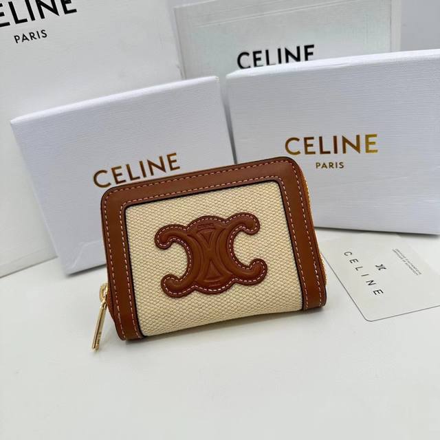 Celine A15颜色 白色帆布尺寸 10.5*9*1 Celine 专柜同步，Triomphe Cuir紧凑型拉链钱夹 纺织材料和天然 棕褐色小牛皮纺织材料 - 点击图像关闭