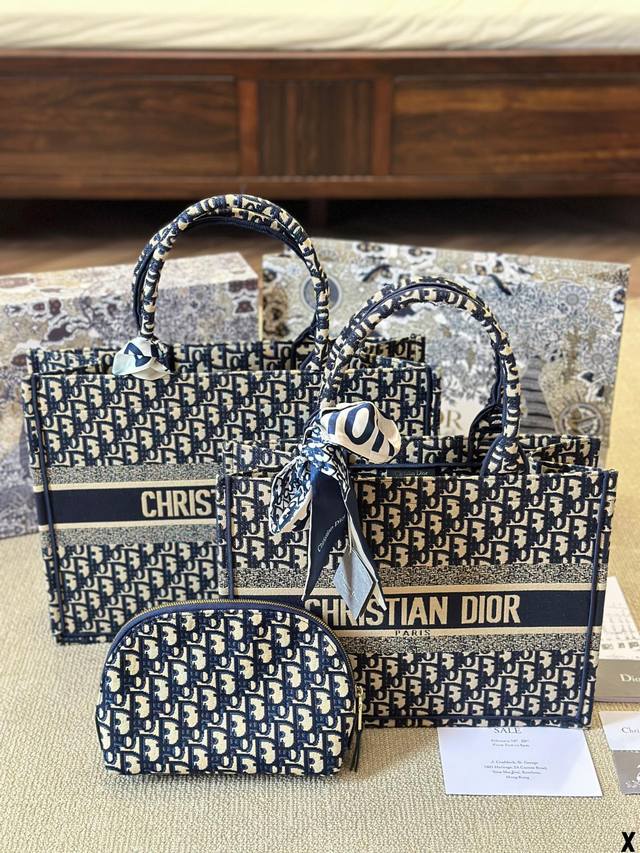 3D浮雕原版布 Dior 原版布提花 Dior Book Tote今年最喜欢的一款购物袋 Tote我用的次数最多的包，因为容量超级大，不管什么东西都向里面放，当