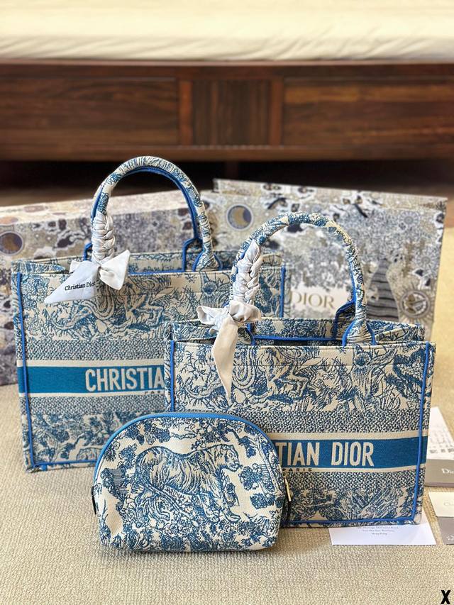 3D浮雕原版布 Dior 原版布提花 Dior Book Tote今年最喜欢的一款购物袋 Tote我用的次数最多的包，因为容量超级大，不管什么东西都向里面放，当