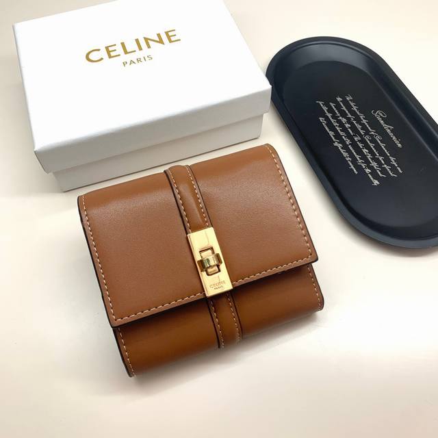 Celine 10523颜色 黑杏棕尺寸 11*10*5 Celine短式钱包非常炫美的一个系列，专柜同步，采用头层牛皮，精致时尚！ - 点击图像关闭