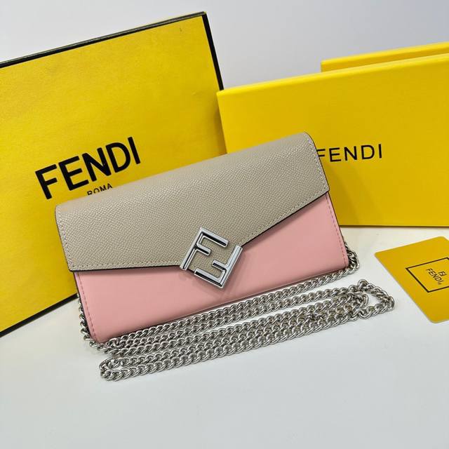 Fendi F09颜色 黑 粉尺尺寸 19*10.5*3.5 Fendi 专柜同步，可肩背专柜品质顶级进口牛皮 海外订制钥匙扣五金 做工油边精湛