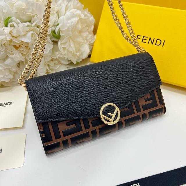 Fendi 2604颜色 黑棕色尺寸 19*10.5*3.5 Fendi 专柜同步，可肩背专柜品质顶级进口牛皮 海外订制钥匙扣五金 做工油边精湛 - 点击图像关闭