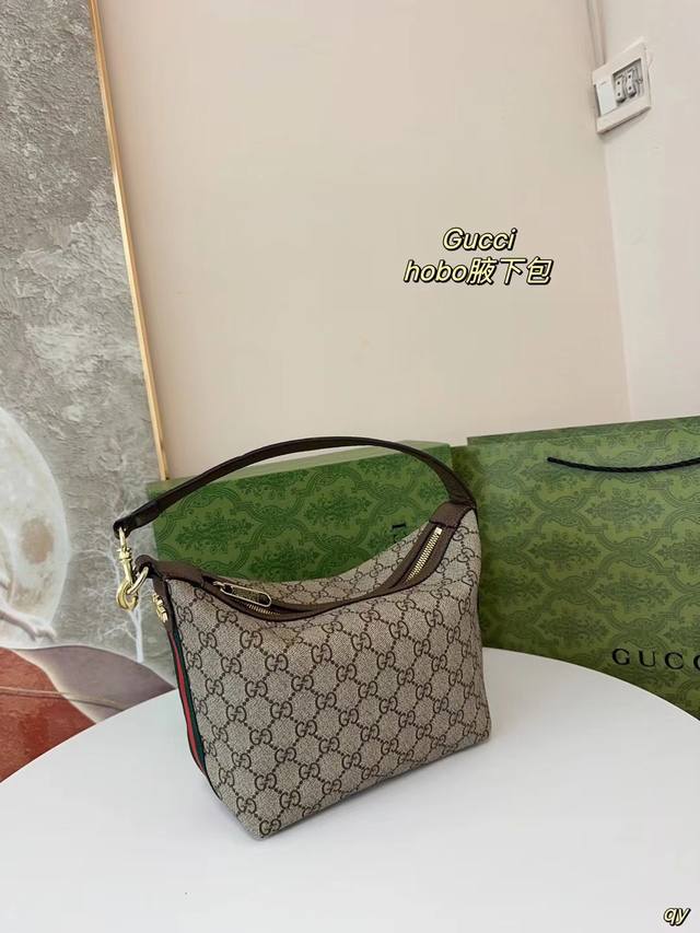 配盒 Gucci 新款 Hobo 腋下包 今天的气场是hobo给的！！！ 这个包真的非常融入日常，随性又时髦 包身容量很大但又轻便小巧能很好的满足日常出门 一见