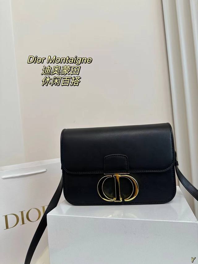 配盒 Dior Montaigne迪奥蒙田包包有牛皮革，经典帆布，箱型等款式，背带也有皮革和链条的选择，配备“Cd”的字母锁扣，无论是休闲还是淑女风格都能hol