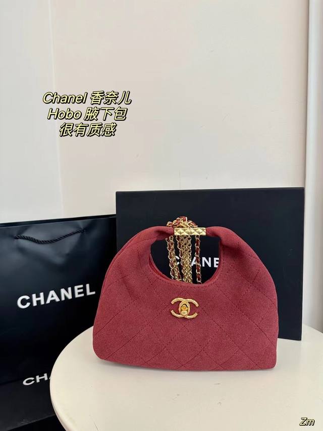 配盒 Chanel香奈儿24新品流苏hobo腋下包 谁能拒绝一个能装又好看的hobo啊 还是羊皮黑金hobo而且链条也很特别 虽然链条是看起来是很沉的粗链条~