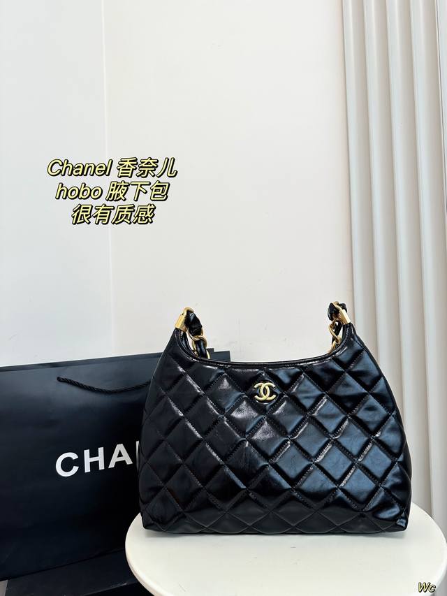 配盒 Chanel香奈儿24新品hobo腋下包谁能拒绝一个能装又好看的hobo啊！ 还是羊皮黑金hobo而且链条也很特别虽然链条是看起来是很沉的粗链条一但整个包