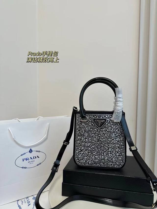 配礼盒 “普拉达 满钻mini托特包” 复刻版 礼盒包装prada 22C 满钻 小tote 巨闪琴谱包 小网红包 Prada永恒经典 真正原版复刻 轻便时尚