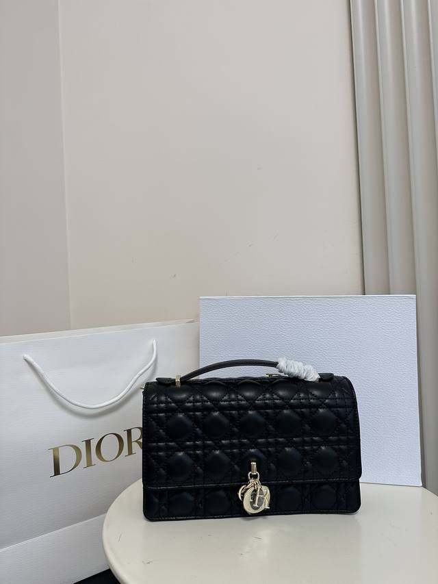 礼盒包装 迪奥lady Dior 珍珠手拿包 这款手拿包是本季新品。 顶部搭配手柄，优雅实用，令lady Dior 系列更加丰富。采用羊皮革精心制 作，饰以藤格 - 点击图像关闭